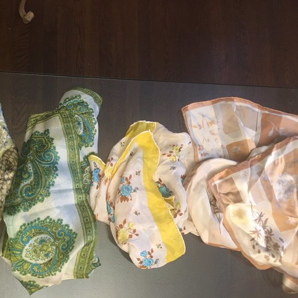 Four vintage silk scarves green #1 - Picture 3 of 3